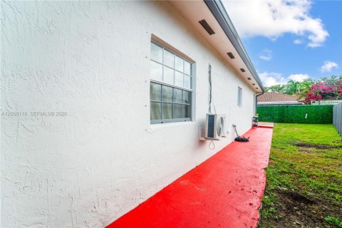 House in Miami, Florida 3 bedrooms, 151.15 sq.m. № 2168434 - photo 27