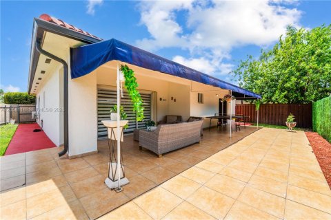 House in Miami, Florida 3 bedrooms, 151.15 sq.m. № 2168434 - photo 25