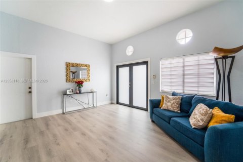 House in Miami, Florida 3 bedrooms, 151.15 sq.m. № 2168434 - photo 4