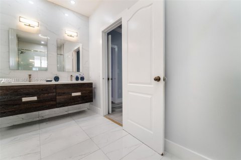 House in Miami, Florida 3 bedrooms, 151.15 sq.m. № 2168434 - photo 19