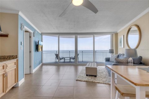 Condo in Daytona Beach Shores, Florida, 1 bedroom № 2398370 - photo 16