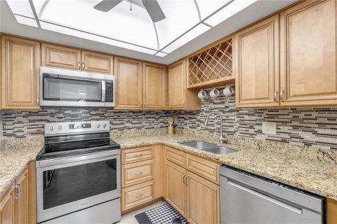 Condo in Daytona Beach Shores, Florida, 1 bedroom № 2398370 - photo 19