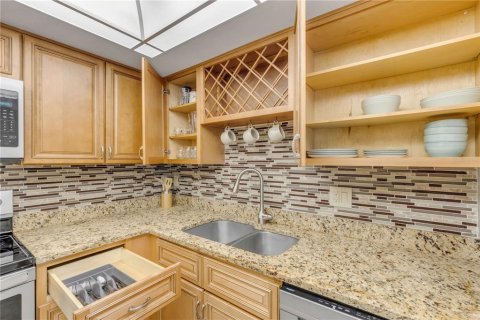 Condo in Daytona Beach Shores, Florida, 1 bedroom № 2398370 - photo 23