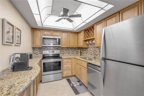 Condo in Daytona Beach Shores, Florida, 1 bedroom № 2398370 - photo 18