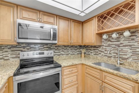 Condo in Daytona Beach Shores, Florida, 1 bedroom № 2398370 - photo 21
