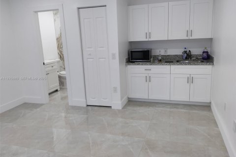 Propiedad comercial en alquiler en Miami, Florida, 1 dormitorio, 211.72 m2 № 1993973 - foto 1