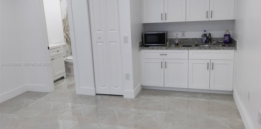 Propiedad comercial en Miami, Florida 1 dormitorio, 211.72 m2 № 1993973
