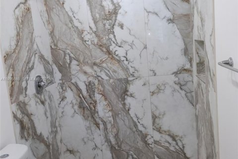 Propiedad comercial en alquiler en Miami, Florida, 1 dormitorio, 211.72 m2 № 1993973 - foto 2