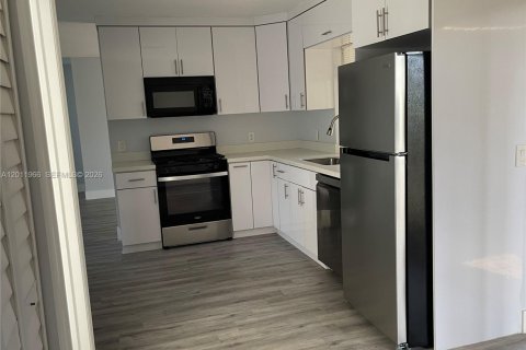 House in Sunrise, Florida 3 bedrooms, 113.99 sq.m. № 2074989 - photo 13