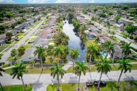 House in Sunrise, Florida 3 bedrooms, 113.99 sq.m. № 2074989