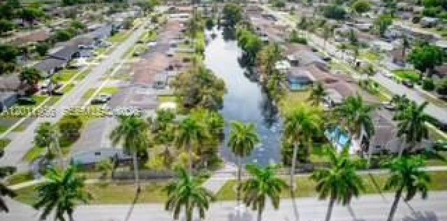 House in Sunrise, Florida 3 bedrooms, 113.99 sq.m. № 2074989