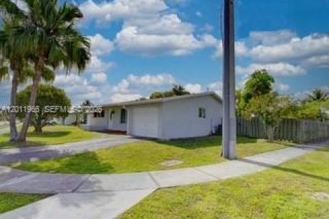 House in Sunrise, Florida 3 bedrooms, 113.99 sq.m. № 2074989 - photo 6