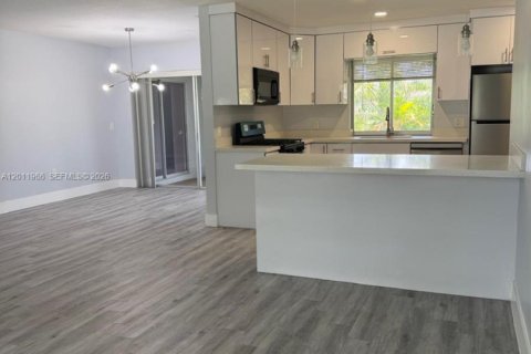 House in Sunrise, Florida 3 bedrooms, 113.99 sq.m. № 2074989 - photo 10