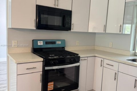 House in Sunrise, Florida 3 bedrooms, 113.99 sq.m. № 2074989 - photo 9