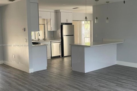 House in Sunrise, Florida 3 bedrooms, 113.99 sq.m. № 2074989 - photo 12