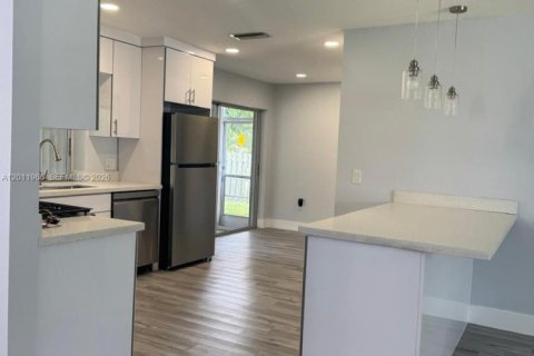 House in Sunrise, Florida 3 bedrooms, 113.99 sq.m. № 2074989 - photo 25
