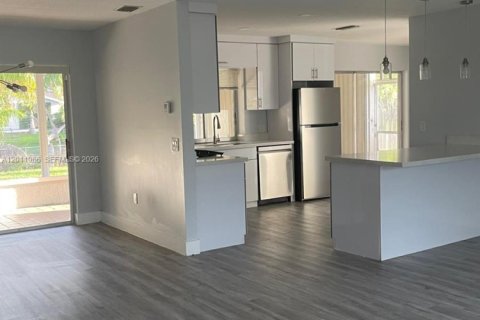 House in Sunrise, Florida 3 bedrooms, 113.99 sq.m. № 2074989 - photo 11