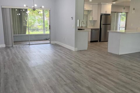 House in Sunrise, Florida 3 bedrooms, 113.99 sq.m. № 2074989 - photo 24