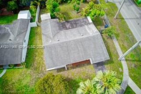 House in Sunrise, Florida 3 bedrooms, 113.99 sq.m. № 2074989 - photo 3