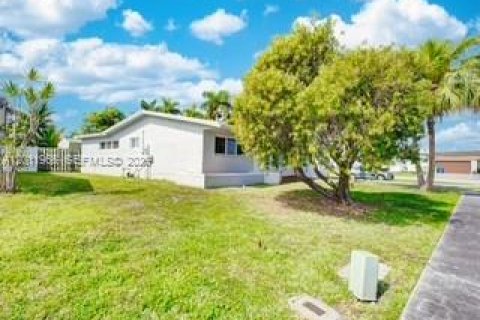 House in Sunrise, Florida 3 bedrooms, 113.99 sq.m. № 2074989 - photo 7