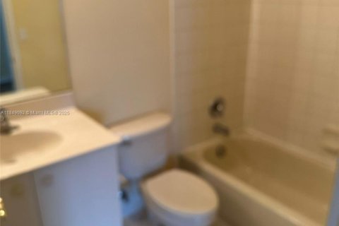 Townhouse in Lauderhill, Florida 2 bedrooms, 117.15 sq.m. № 1850761 - photo 9