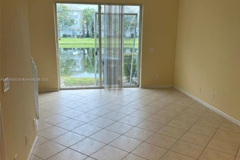 Townhouse in Lauderhill, Florida 2 bedrooms, 117.15 sq.m. № 1850761 - photo 5