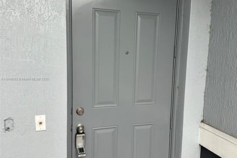 Townhouse in Lauderhill, Florida 2 bedrooms, 117.15 sq.m. № 1850761 - photo 3