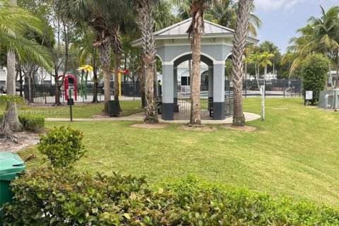 Townhouse in Lauderhill, Florida 2 bedrooms, 117.15 sq.m. № 1850761 - photo 12
