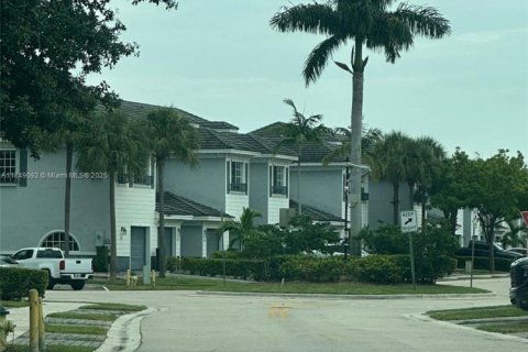 Townhouse in Lauderhill, Florida 2 bedrooms, 117.15 sq.m. № 1850761 - photo 2