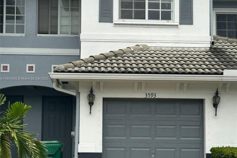 Townhouse in Lauderhill, Florida 2 bedrooms, 117.15 sq.m. № 1850761 - photo 1