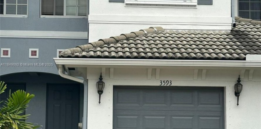 Townhouse in Lauderhill, Florida 2 bedrooms, 117.15 sq.m. № 1850761