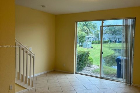Townhouse in Lauderhill, Florida 2 bedrooms, 117.15 sq.m. № 1850761 - photo 16