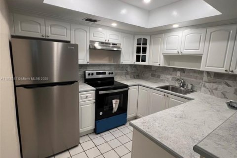 Townhouse in Lauderdale Lakes, Florida 3 bedrooms, 125.88 sq.m. № 1895748 - photo 2