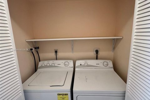 Townhouse in Lauderdale Lakes, Florida 3 bedrooms, 125.88 sq.m. № 1895748 - photo 5