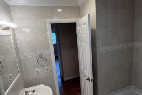 Townhouse in Lauderdale Lakes, Florida 3 bedrooms, 125.88 sq.m. № 1895748 - photo 12