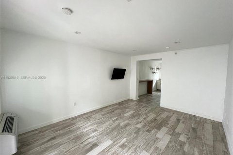 Снять в аренду кондоминиум в Майами-Бич, Флорида 36.23м2, № 1988814 - фото 2