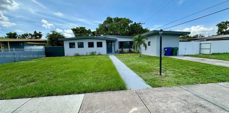 House in Miami Gardens, Florida 3 bedrooms, 103.86 sq.m. № 1896579