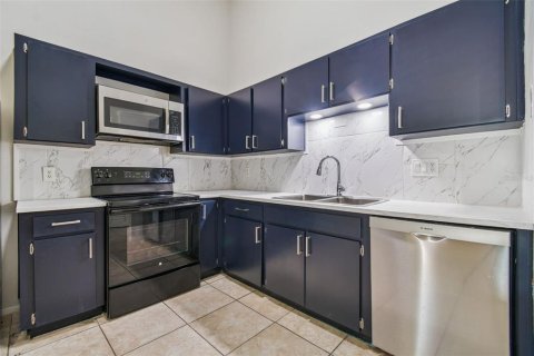 Casa en venta en Tampa, Florida, 2 dormitorios, 115.57 m2 № 1865844 - foto 11