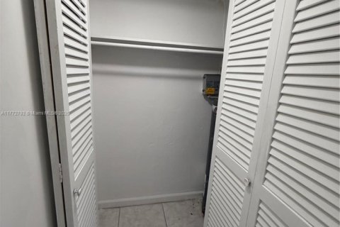 Condo in North Miami, Florida, 1 bedroom  № 1939339 - photo 30