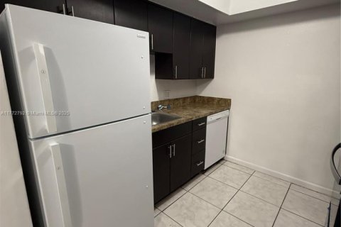 Condo in North Miami, Florida, 1 bedroom  № 1939339 - photo 4