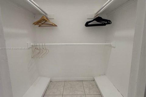 Condo in North Miami, Florida, 1 bedroom  № 1939339 - photo 24