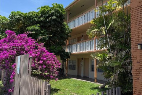 Condo in North Miami, Florida, 1 bedroom  № 1939339 - photo 28