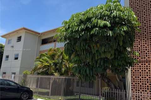 Condo in North Miami, Florida, 1 bedroom  № 1939339 - photo 5