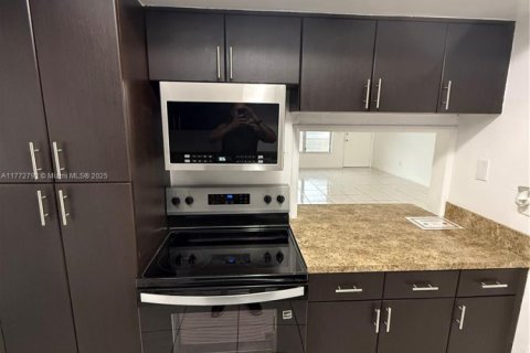 Condo in North Miami, Florida, 1 bedroom  № 1939339 - photo 21