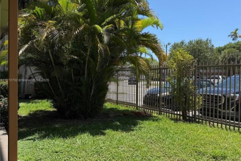 Condo in North Miami, Florida, 1 bedroom  № 1939339 - photo 1
