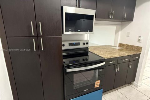 Condo in North Miami, Florida, 1 bedroom  № 1939339 - photo 18
