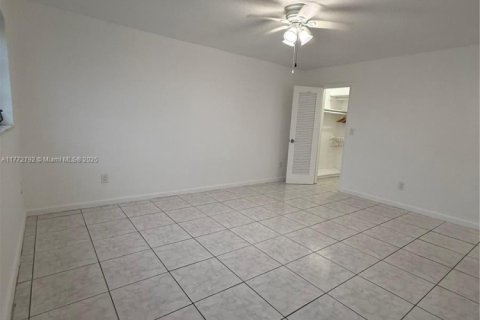 Condo in North Miami, Florida, 1 bedroom  № 1939339 - photo 10