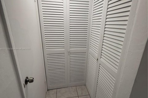 Condo in North Miami, Florida, 1 bedroom  № 1939339 - photo 13