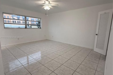 Condo in North Miami, Florida, 1 bedroom  № 1939339 - photo 23