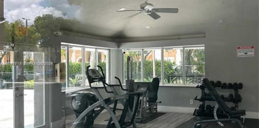 Condominio en Hialeah, Florida, 1 dormitorio  № 2074896